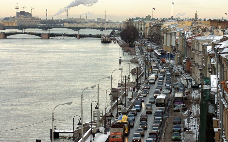 Автомобильная пробка на Английской набережной в Санкт-Петербурге, фото