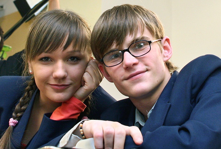 Жанна Немченко и Иван Хромов, актеры сериала «Старшеклассники», фото